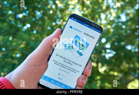 MONTREAL, Canada - 28 agosto 2018: OneDrive app Android sul Samsung s8 schermo in una mano. Foto Stock