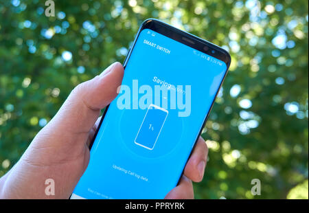 MONTREAL, Canada - 28 agosto 2018: Samsung Smart Switch app Android sul Samsung s8 schermo in una mano. Foto Stock