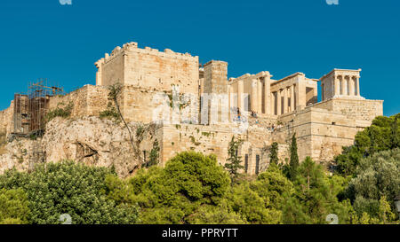 Atene Grecia/Agosto 17, 2018: il Propylaea Gateway per l'acropoli con i turisti a piedi nella Foto Stock