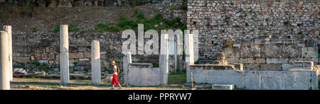 Atene Grecia/Agosto 17, 2018: turistici con pantaloni rossi e hat a piedi attraverso le antiche rovine di Atene Foto Stock