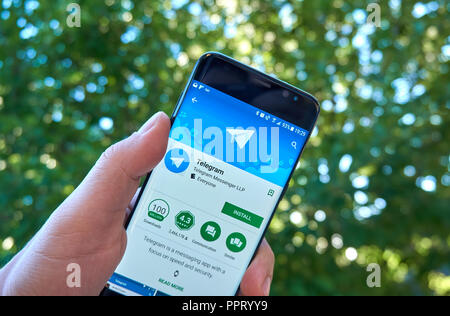 MONTREAL, Canada - 28 agosto 2018: Telegramma app Android sul Samsung s8 schermo in una mano. Foto Stock