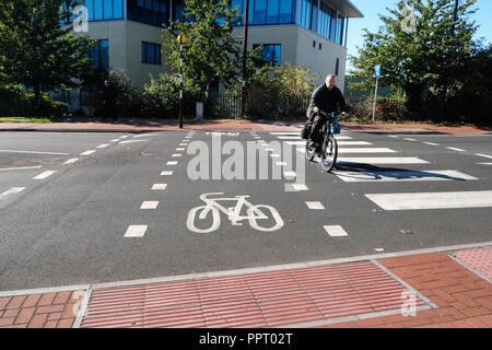 Settembre 2018 - specifiche del ciclo su strada incrocio autostradale in una trafficata strada principale nel centro di Cardiff Foto Stock