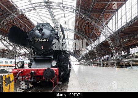 Leipzig, Germania - 19 Settembre 2018: vista di una storica locomotiva a vapore alla stazione centrale di Lipsia, in Germania. Foto Stock
