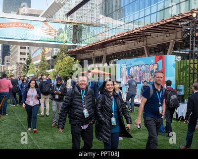 I partecipanti alla conferenza a Salesforce s conferenza Dreamforce nella parte anteriore del Benvenuto a Dreamforce banner Foto Stock