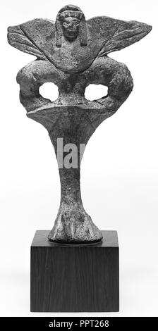 Piede di un vaso in forma di Double-Bodied Sphinx con una singola testa; Anatolia; 1° - 2° secolo; bronzo; 13 cm, 5 1,8 A Foto Stock