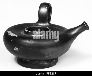 Nero campano Guttus con setaccio superiore; Campania, Italia meridionale; 323 - 31 B.C; cotto; 8,4 × 11,1 cm, 3 5,16 × 4 3,8 A Foto Stock