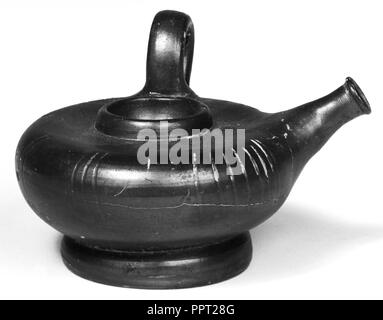 Nero campano Guttus con setaccio superiore; Campania, Italia meridionale; 323 - 31 B.C; cotto; 7,5 × 9,7 cm, 2 15,16 × 3 13,16 in Foto Stock