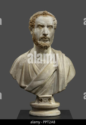 Busto di un uomo, forse un sacerdote di Serapide, Impero Romano; 180 - 220; marmo con policromia e doratura; 79,5 × 49 × 27 Foto Stock