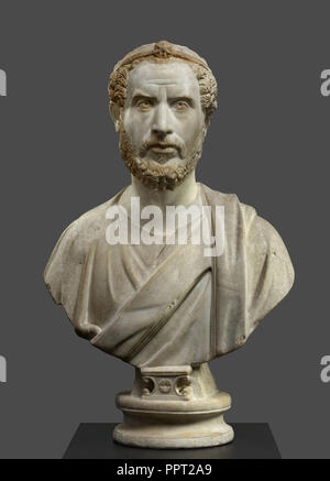 Busto di un uomo, forse un sacerdote di Serapide, Impero Romano; 180 - 220; marmo con policromia e doratura; 79,5 × 49 × 27 Foto Stock