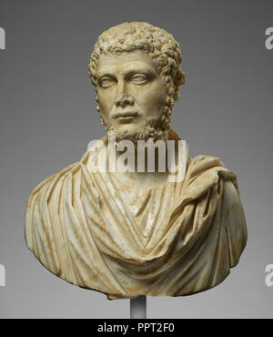 Busto di un uomo barbuto; circa 215; marmo; 61 × 53 × 28 cm, 24 x 20 7,8 × 11 in Foto Stock