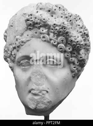 Testa di una matrona; Impero Romano; inizi II secolo A.D; marmo italiano; 28 cm, 11 in Foto Stock