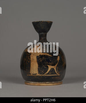 Attico Red-Figure Squat Lekythos; Atene, Grecia; circa 430 B.C; cotto; 9,8 cm, 3 7,8 A Foto Stock