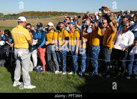 Team Europe Sergio Garcia firma autografi durante l'anteprima giorno quattro della Ryder Cup presso Le Golf National, Saint-Quentin-en-Yvelines, Parigi. Foto Stock