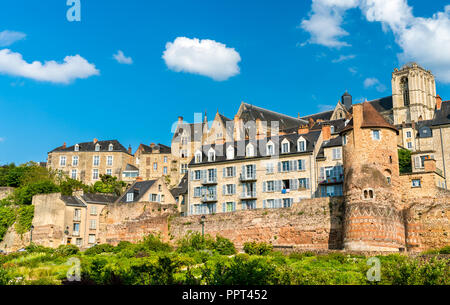 Case tradizionali dietro le mura della città di Le Mans, Francia Foto Stock