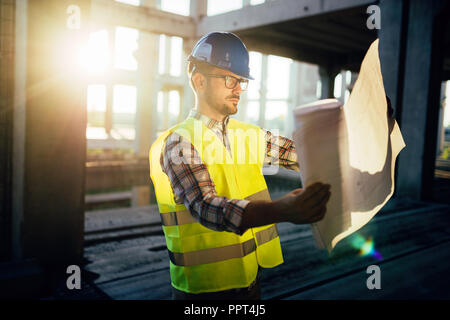 Bel giovane uomo d affari sito in costruzione engineer Foto Stock