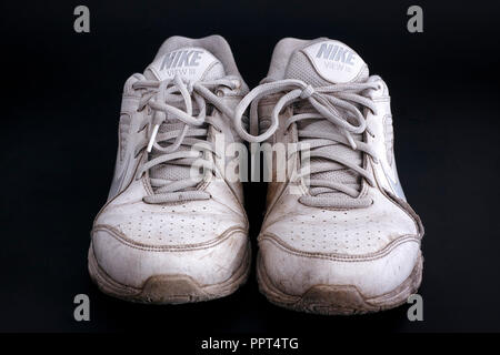 Tambov, Federazione Russa - 23 gennaio 2016 vecchio bianco sporco Nike Visualizza III sneakers su sfondo nero. Close-up. Foto Stock