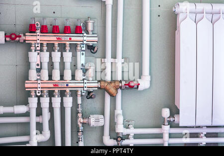 Tambov, Federazione Russa - Giugno 29, 2018 VALTEC Kit di regolazione e di intercettazione dei collettori manuale, a base acqua e radiatore di riscaldamento a pavimento montato o Foto Stock