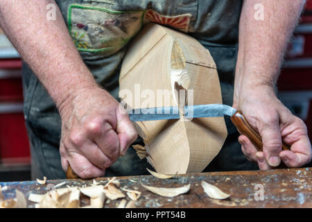 Decoy carving con disegni coltello Foto Stock