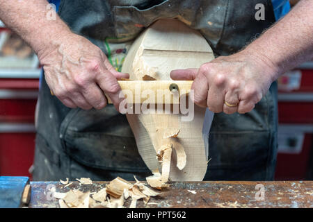 Decoy carving con disegni coltello Foto Stock