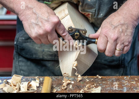 Decoy carving con disegni coltello Foto Stock