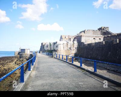 St Peter Port Guernsey, Regno Unito: Agosto 25, 2018: i turisti a piedi lungo il frangionde passato Castle Cornet fuori al faro a St Peter Port. Foto Stock