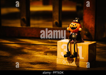 Calendario La data del 31 ottobre, halloween holiday con zucca figure giocattolo Foto Stock