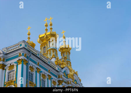 Le cupole dorate del Palazzo di Caterina su una giornata invernale in Pushkin, San Pietroburgo, Russia Foto Stock