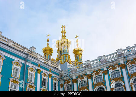 Le cupole dorate del Palazzo di Caterina su una giornata invernale in Pushkin, San Pietroburgo, Russia. Foto Stock