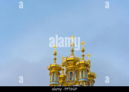 Le cupole dorate del Palazzo di Caterina su una giornata invernale in Pushkin, San Pietroburgo, Russia. Foto Stock