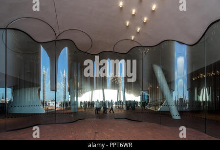 Amburgo, Elbphilharmonie, Wandelhalle genannt Plaza, wellenförmige Glaswand zur Trennung der Plaza in Außen- und Innenbereich, Entwurf Herzog & de Meu Foto Stock