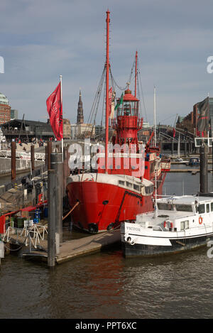 Hamburger Hafen, DAS FEUERSCHIFF in touristischer Nutzung, links hinten Turm der Katharinenkirche Foto Stock
