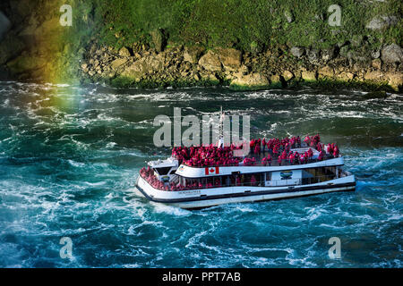 Escursioni barca si avvicina Horseshoe Falls, Cascate del Niagara, in Ontario, Canada. Foto Stock
