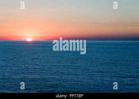 Il sole tramonta sull'Oceano Atlantico, visto da una nave da crociera voyaging alle Bermuda. Foto Stock