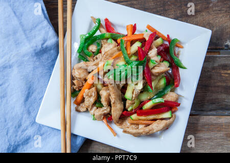 Il pollo e le verdure su wok con salsa di soia Foto Stock