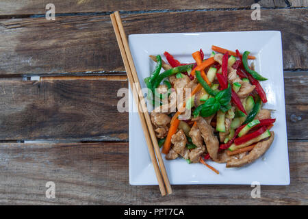 Il pollo e le verdure su wok con salsa di soia Foto Stock