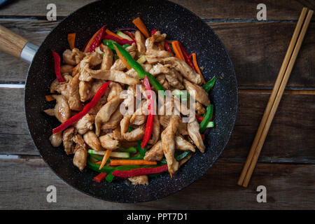 Il pollo e le verdure su wok con salsa di soia Foto Stock