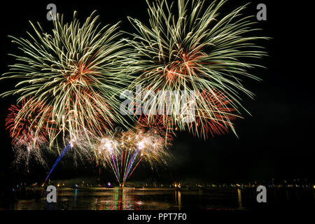 Germania, enormi palle di fuoco del lago di Costanza, spettacolo pirotecnico in Friedrichshafen Foto Stock