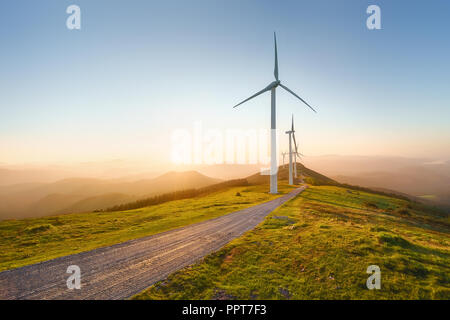 Le turbine eoliche nel parco eolica Foto Stock