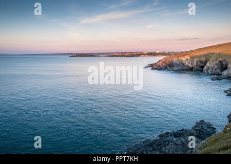 In tarda serata la luce su Fistral Bay a Newquay in Cornovaglia. Foto Stock