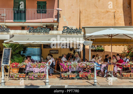 Elegante cafe, Portoferraio, Isola d'Elba, Toscana, Italia, Europa. Foto Stock