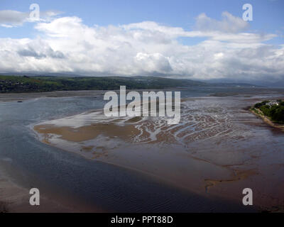 Guardando verso il basso dal tappo vulcanica, che è Dumbarton Rock vicino a Glasgow, dove il fiume Leven sfocia nel fiume Clyde, Scozia. Foto Stock