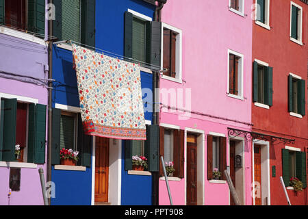 Case vivacemente colorate sulla Riva dei Santi, San Martino Destra, Burano Venezia Italia Foto Stock