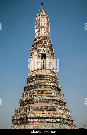 La scultura di porcellana del guardiano horeseback su uno dei corner prangs del tempio Wat Arun a Bangkok, in Thailandia Foto Stock