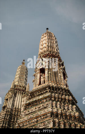 Uno dei corner prangs con il prang centrale dietro di esso, di Wat Arun tempio di Bangkok, Tailandia - formato verticale Foto Stock