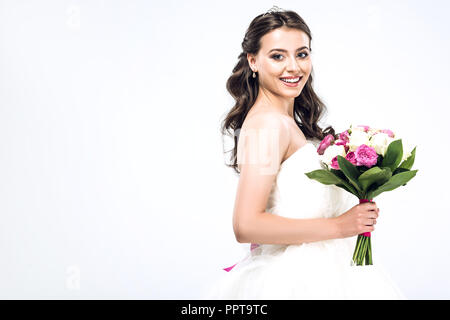 Giovane e bella sposa in abito da sposa con bouquet isolato su bianco Foto Stock