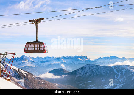 Funivia e neve montagne panorama delle Alpi Francesi vicino a Chamonix, Francia. Foto Stock