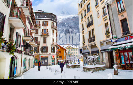 Chamonix, Francia - 30 Gennaio 2015: Street view, Cafe, belle case, persone a piedi nel centro della città di Chamonix nelle Alpi francesi, Francia Foto Stock