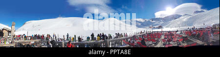 Paradiski, Francia - 7 Gennaio 2014: Ski resort bar e piste Panorama dell'antenna, Francia, sulle Alpi francesi Foto Stock