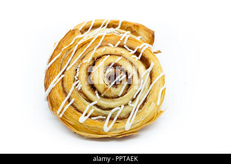 Appena sfornato vortice Cinamon isolato su uno sfondo bianco. Una buona immagine per baker o pasticceri. Foto Stock