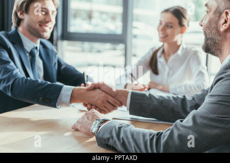 La gente di affari si stringono la mano durante la riunione in ufficio moderno Foto Stock